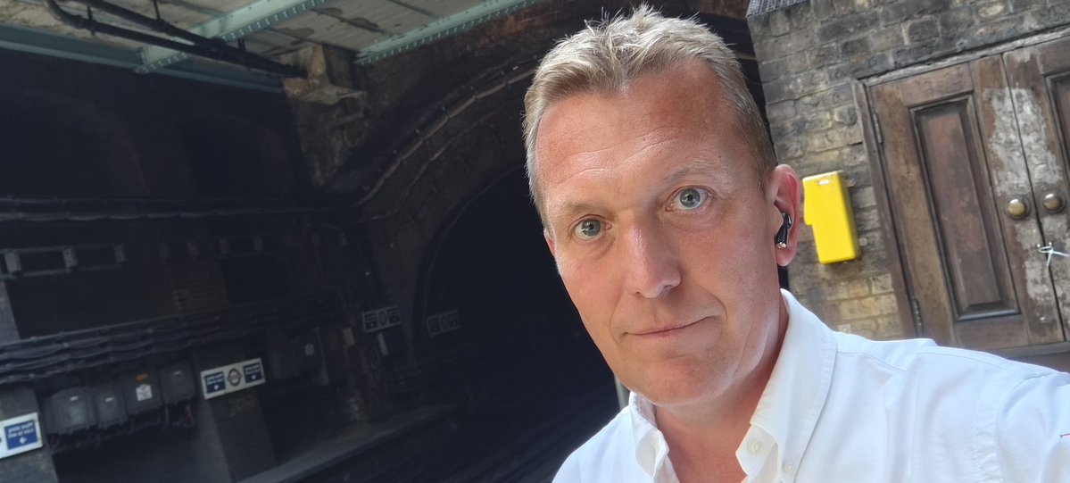 PensionsSimon's tweet photo. Properly melting on the tube earlier...

...and, if Amazon sees this, it is my audition for 'older and more grumpy Bond'.

#Bond
#Underground
#Heatwave https://t.co/XZVJnWTW4P