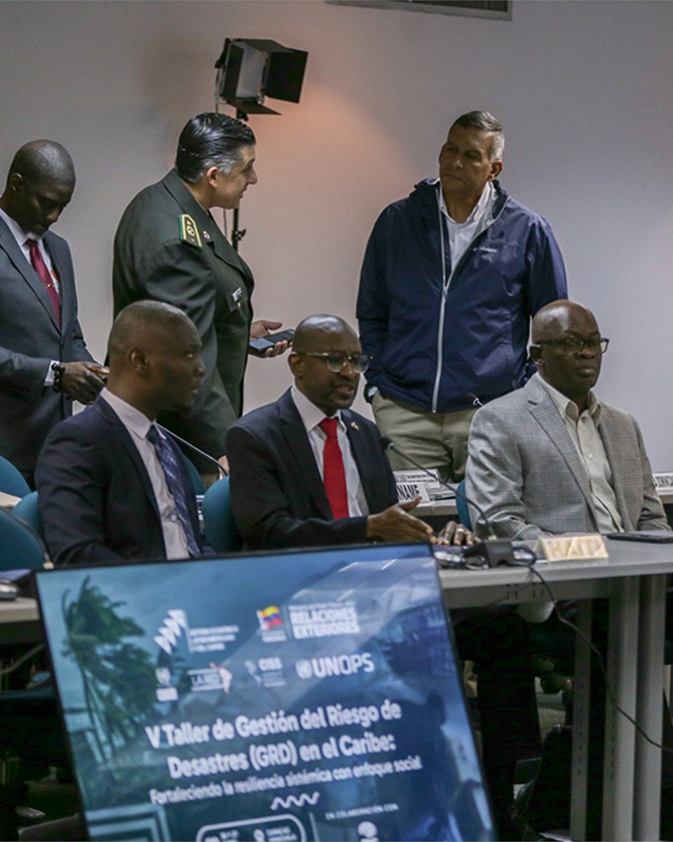 SELAInforma's tweet photo. 🌎 Con la participación de Bahamas 🇧🇸, Barbados 🇧🇧, Belice 🇧🇿, Colombia 🇨🇴, Cuba 🇨🇺, Guyana 🇬🇾, Haití 🇭🇹, México 🇲🇽, Nicaragua 🇳🇮, Panamá 🇵🇦, República Dominicana 🇩🇴, Surinam 🇸🇷, Trinidad y Tobago 🇹🇹, Uruguay 🇺🇾, Honduras 🇭🇳 y Venezuela 🇻🇪, este martes dio inicio el “V Taller de Gestión del Riesgo de Desastres (GRD) en el Caribe: Fortaleciendo la resiliencia sistémica con enfoque social”, organizado por el #SELA y la @CISS_org, con el acompañamiento técnico de @cepal_onu; @UNOPS_es y la Red de Estudios Sociales en Prevención de Desastres en América Latina y el Caribe (LA RED).

📊 Durante sus palabras de apertura, el Secretario Permanente del SELA, Embajador Lesly David, destacó que la experiencia acumulada a través de la colaboración entre la #CISS y el #SELA, junto al acompañamiento de la CEPAL y LA RED, y el respaldo de UNOPS, ha permitido consolidar espacios de cooperación técnica e intercambio de experiencias en distintos países de la región.

🔊 Asimismo, subrayó que: “contamos con el espacio y la voluntad política para avanzar hacia modelos de gestión del riesgo más integrados, más eficientes y mejor articulados”. En ese sentido, enfatizó que superar la fragmentación institucional permitirá optimizar recursos, mejorar la calidad de la información y fortalecer las capacidades de respuesta.

📚 En la apertura del taller también participaron el Viceministro para Temas Multilaterales de @Cancilleria_ve, Embajador Alexander Yánez; el Viceministro para la Gestión de Riesgo y Director General de Protección Civil y Administración de Desastres de Venezuela 🇻🇪, Almirante Juan Carlos Oti Paituvi; así como la Directora Ejecutiva de Proyectos, Investigación y Asistencia Técnica de la #CISS, Jessica Rodríguez.

🔗Detalles aquí: https://t.co/yQDSt2bclW

🔹 ¡Más y mejor integración!

#SELA #GRD #RiesgoDeDesastre #Caribe #ALC

@CancilleriaCol 🇨🇴 @CancilleriaPeru 🇵🇪 @SRE_mx 🇲🇽 @CancilleriaUy 🇺🇾 @CancilleriaHN 🇭🇳 @CubaMINREX 🇨🇺 @Cancilleria_ve 🇻🇪 @MRE_Bolivia 🇧🇴 @ColombiaEmbVzla 🇨🇴 @EmbBarVen 🇧🇧 @EmbHN_Venezuela 🇭🇳 @CancilleriaEc 🇪🇨 @CancilleriaPma 🇵🇦 @MIREXRD 🇩🇴 @Cancilleria_Ar 🇦🇷 @cancilleriasv 🇸🇻 @CancilleriaP @MinRexNicaragua 🇳🇮 @Minrel_Chile 🇨🇱 @MinexGt 🇬🇹 @ItamaratyGovbr 🇧🇷 @MOFAbahamas 🇧🇸 @MFABelize 🇧🇿 @mfaguyana 🇬🇾 @MOFAsur 🇸🇷 @mfcagovtt 🇹🇹; @comunidadandina @ALADI_SG @ACS_AEC @ALBATCP @sg_sica @CARICOMorg @A_delPacifico @mercosur @OLACDEORG @AgendaCAF @SP_SELAorg @mefpanama @CISS_org @cepal_onu @UNOPS_es @bncbanco_ @alexanderyd2030  @pcivil_vzla