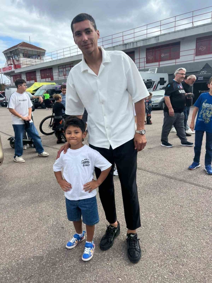 AytekTan78733's tweet photo. @siyahsancakx Atakan Boyracı(üçüncü) Eskişehirlidir.Yarışlarda Eskişehir şehrini temsil eden ve yerel basında sıkça "Eskişehirli Zayn" lakabıyla anılan yetenekli sporcu hakkında diğer öne çıkan detaylar şunlardır:Yaşı: 5 yaşındadır.İlçesi: Eskişehir'in Tepebaşı ilçesindendir. https://t.co/YhtRr315zZ