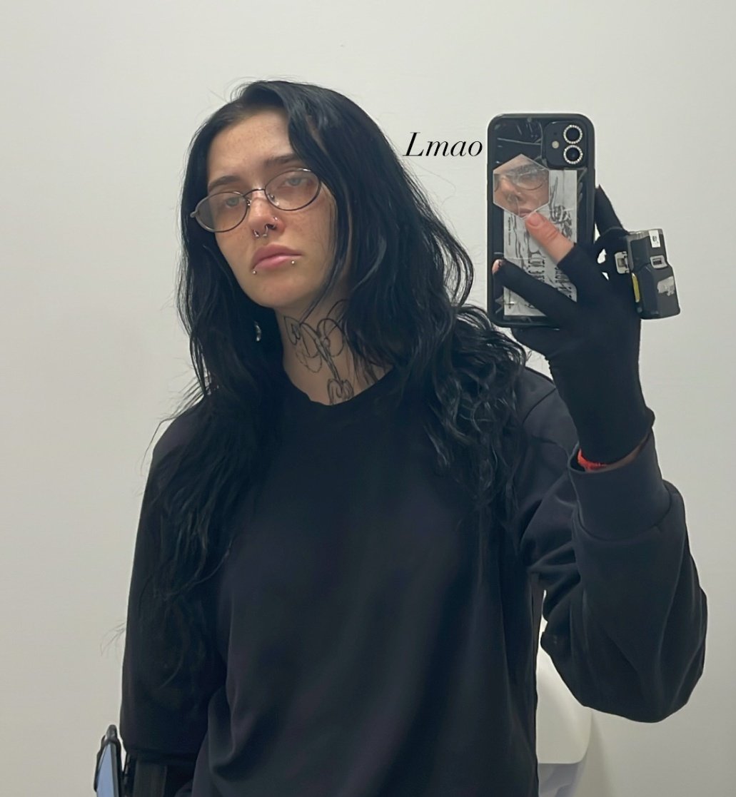 CallenNora's tweet photo. percebi que não tenho foto direito que mostre meus piercings to louca https://t.co/lCZaXpb6dK
