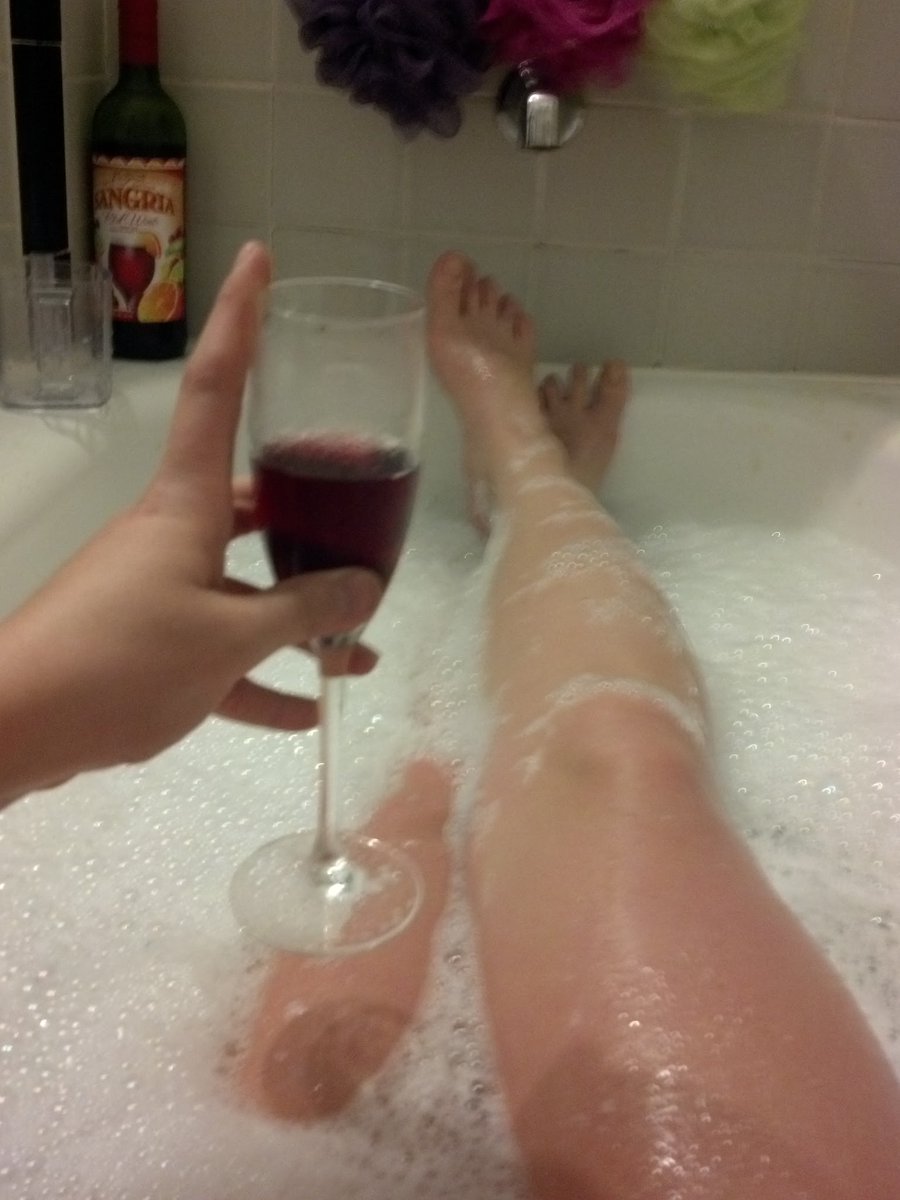 KrissySoles_'s tweet photo. Time to relax 😌

#feet #footfetısh #toes #soles https://t.co/yGg6E0W5L5