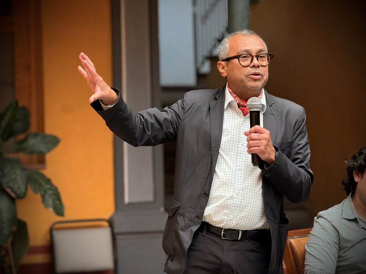 InesleMX's tweet photo. 📺📻📱 Con la conferencia “Los medios públicos en el México de hoy”, dictada por Lenin Rafael Martell Gámez, se cerró el seminario Comunicación, política y sociedad.

Así vivimos en el INESLE este diálogo sobre un tema de incuestionable actualidad.

 #UAEMex #UAMX #Comunicación https://t.co/quehUJ0wk7