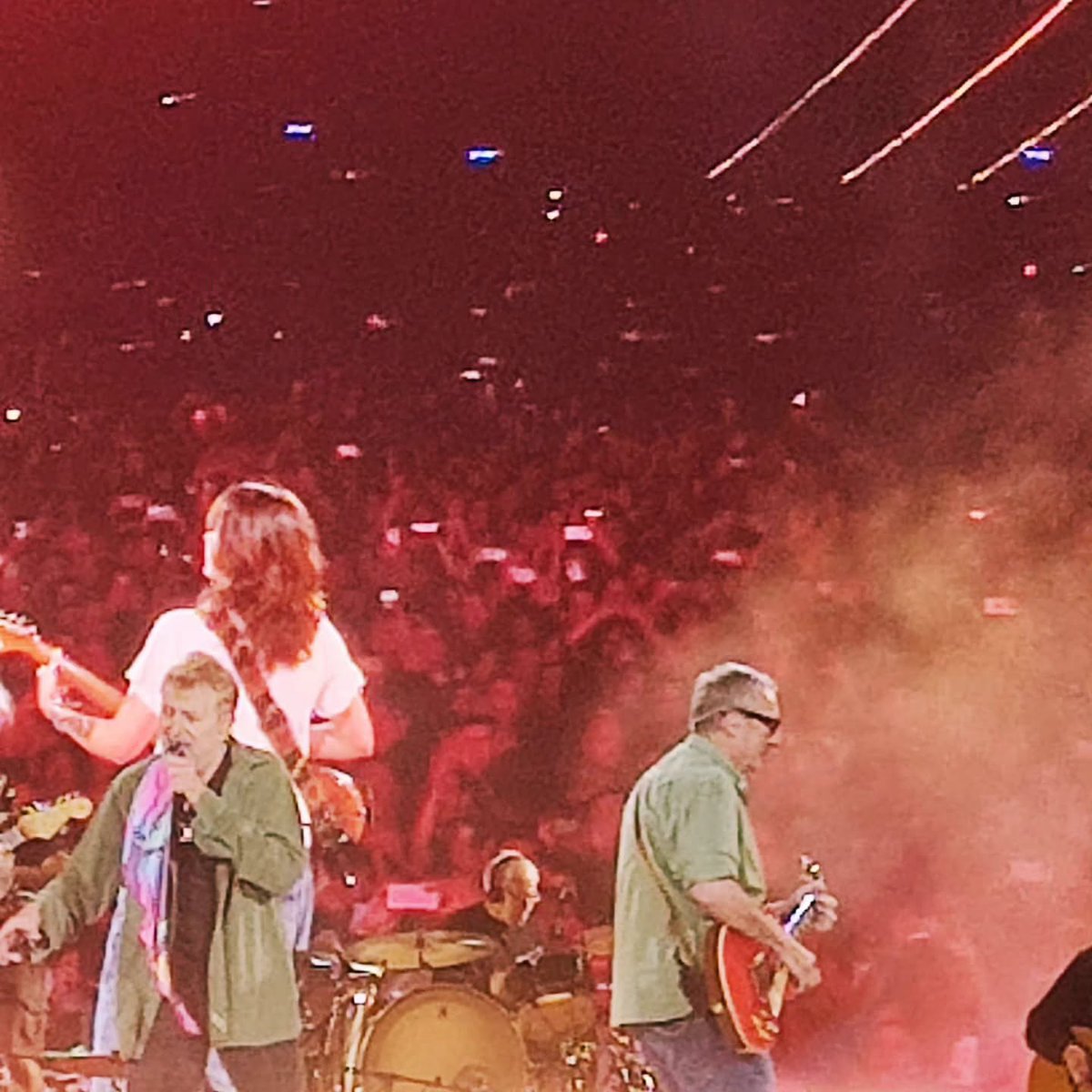 VerdCel's tweet photo. Hi ha concerts que són una càpsula de memòria emocional.

Tornar a veure El Último de la Fila ha estat retrobar una banda sonora que ens ajudava a imaginar un món possible mentre creixíem.

Manolo i Quimi no només han fet enormes cançons. També han sabut transmetre una manera... https://t.co/Fsb4X0ENoK