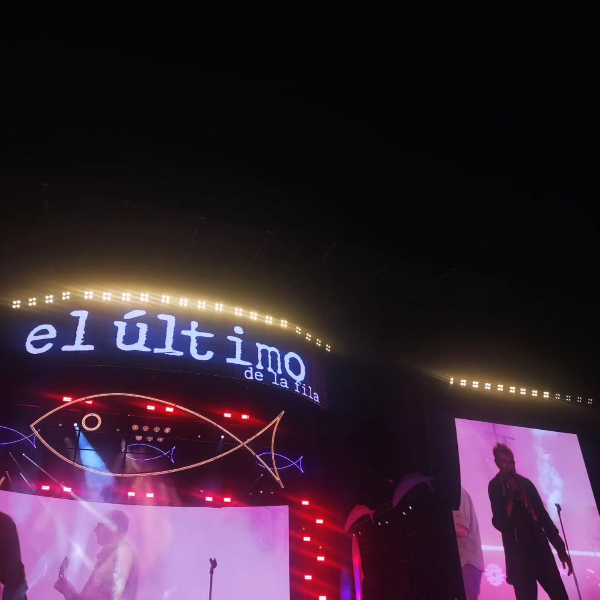 VerdCel's tweet photo. Hi ha concerts que són una càpsula de memòria emocional.

Tornar a veure El Último de la Fila ha estat retrobar una banda sonora que ens ajudava a imaginar un món possible mentre creixíem.

Manolo i Quimi no només han fet enormes cançons. També han sabut transmetre una manera... https://t.co/Fsb4X0ENoK