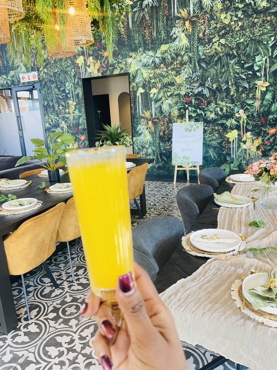 flosedibe's tweet photo. If it’s not fizzy, fruity, and in my hand, I don’t want it 🥂🍊
Manifesting that Bernini voucher fr. 
#BerniniMimosaMoments https://t.co/ZHwNhTZYzP