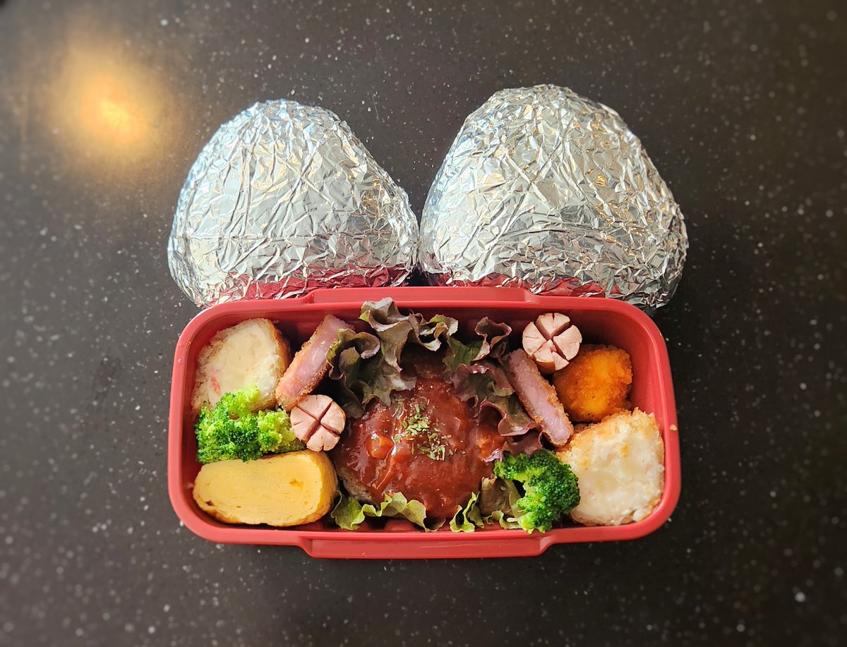 obento_BBA's tweet photo. おはようございます☀︎
今日のお弁当🍙

おにぎり（ツナマヨ・昆布）
ハンバーグ
カニクリームコロッケ
ハムカツ
卵焼き
ウィンナー
チキンナゲット

 #お弁当
 #お弁当記録 
 #お弁当日記 
 #お弁当作り 

今日も洗濯物がよく乾きそう🧸️☀️.°
休憩しながらゆっくりがんばろ！
行ってらっしゃい👋👋 https://t.co/2NoYi8T1Fk