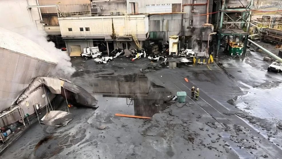 MarioNawfal's tweet photo. 🇺🇸 A chemical tank imploded at a paper packaging plant in Longview, Washington, killing multiple workers and leaving others unaccounted for.

The tank held white liquor, a corrosive chemical used in the pulp process. One firefighter was also injured in the response.

The U.S. averages over 150 workplace fatalities a week, and manufacturing plants carry some of the highest risk of all.

Source: NBC News