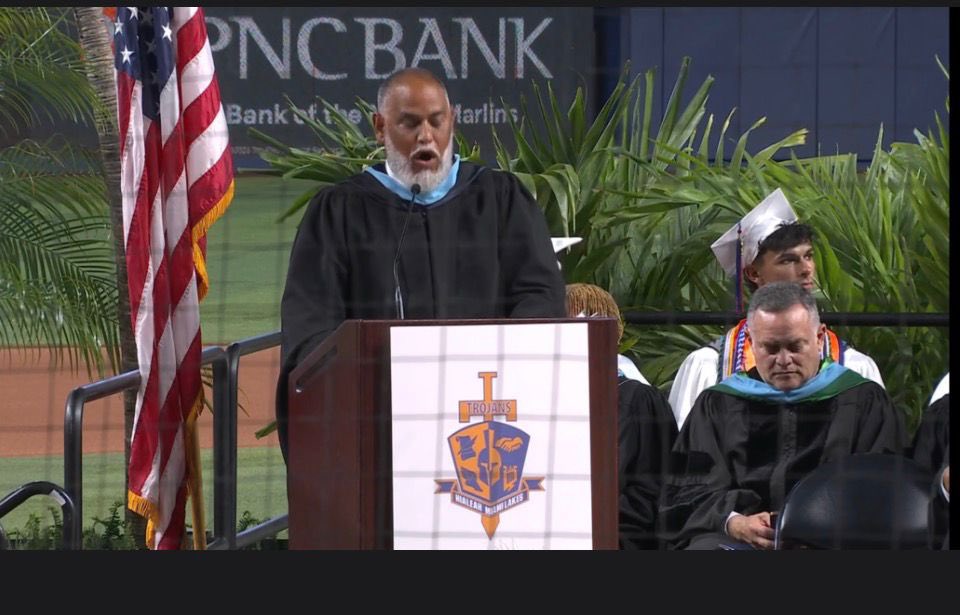 SuptDotres's tweet photo. Applause to the outstanding #Classof2026 from @HMLSrHighSchool! Your perseverance and achievements have earned you this beautiful day. Wishing you boundless opportunities, Trojans! #MDCPSGrad #Alumni305 #YourBestChoiceMDCPS https://t.co/UasncG0kWm
