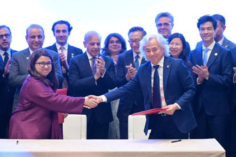 KhalilHashmi's tweet photo. Other key outcomes of the visit included issuance of a Joint Statement which inter alia reaffirmed the enduring strength and strategic significance of Pakistan-China All-Weather Strategic Cooperative Partnership and their shared commitment to accelerating the building of an even closer Pakistan-China Community with a Shared Future in the New Era.

Both sides engaged cordially and reached a new broad consensus on further deepening bilateral cooperation and enhancing coordination on regional and international issues of mutual interest. The Joint Statement also reaffirmed continued commitment to high-quality CPEC development, connectivity, industrial cooperation, agriculture, science & technology, and regional peace, stability and prosperity. 

During the visit, both countries also signed 17 MoUs in diverse areas ranging from agriculture & food, science & technology, media cooperation, training and capacity building, commerce & trade.

此次访问的其他关键成果还包括发布了一份联合声明。声明中重申了巴中全天候战略合作伙伴关系的持久力量与战略意义，以及双方共同致力于加快构建新时代更加紧密的巴中命运共同体。

双方进行了亲切交流，并在进一步深化双边合作、加强在共同关心的地区和国际事务上的协调方面达成了新的广泛共识。联合声明还重申，双方将继续致力于高质量推进中巴经济走廊建设、互联互通、产业合作、农业、科技以及区域和平、稳定与繁荣。

访问期间，两国还在农业与食品、科技、媒体合作、培训与能力建设、商贸等多个领域签署了17项谅解备忘录。