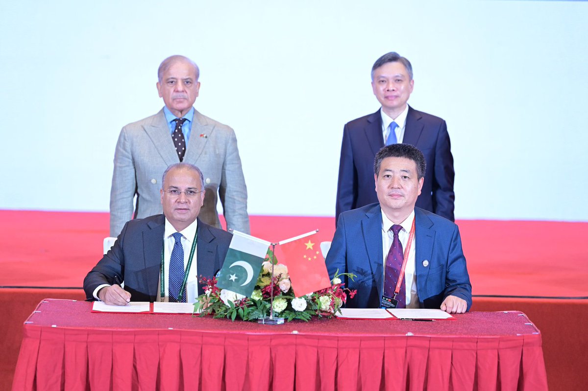 KhalilHashmi's tweet photo. Other key outcomes of the visit included issuance of a Joint Statement which inter alia reaffirmed the enduring strength and strategic significance of Pakistan-China All-Weather Strategic Cooperative Partnership and their shared commitment to accelerating the building of an even closer Pakistan-China Community with a Shared Future in the New Era.

Both sides engaged cordially and reached a new broad consensus on further deepening bilateral cooperation and enhancing coordination on regional and international issues of mutual interest. The Joint Statement also reaffirmed continued commitment to high-quality CPEC development, connectivity, industrial cooperation, agriculture, science & technology, and regional peace, stability and prosperity. 

During the visit, both countries also signed 17 MoUs in diverse areas ranging from agriculture & food, science & technology, media cooperation, training and capacity building, commerce & trade.

此次访问的其他关键成果还包括发布了一份联合声明。声明中重申了巴中全天候战略合作伙伴关系的持久力量与战略意义，以及双方共同致力于加快构建新时代更加紧密的巴中命运共同体。

双方进行了亲切交流，并在进一步深化双边合作、加强在共同关心的地区和国际事务上的协调方面达成了新的广泛共识。联合声明还重申，双方将继续致力于高质量推进中巴经济走廊建设、互联互通、产业合作、农业、科技以及区域和平、稳定与繁荣。

访问期间，两国还在农业与食品、科技、媒体合作、培训与能力建设、商贸等多个领域签署了17项谅解备忘录。