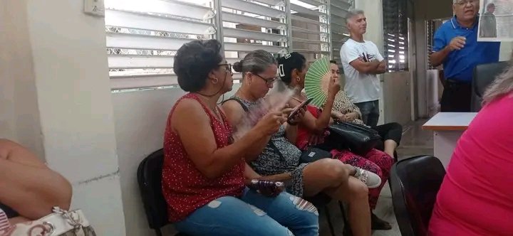 MiguelS05334381's tweet photo. Los trabajadores del sector de la #CienciaAvileña,  ratificamos nuestro compromiso con la #RevoluciónCubana y la lealdad a #Raúl y #Fidel y en matutino especial hoy repudiamos las calumnias levantadas por el imperio yanki contra nuestro General de Ejército por que #RaúlEsRaúl https://t.co/ImZpPakfPp