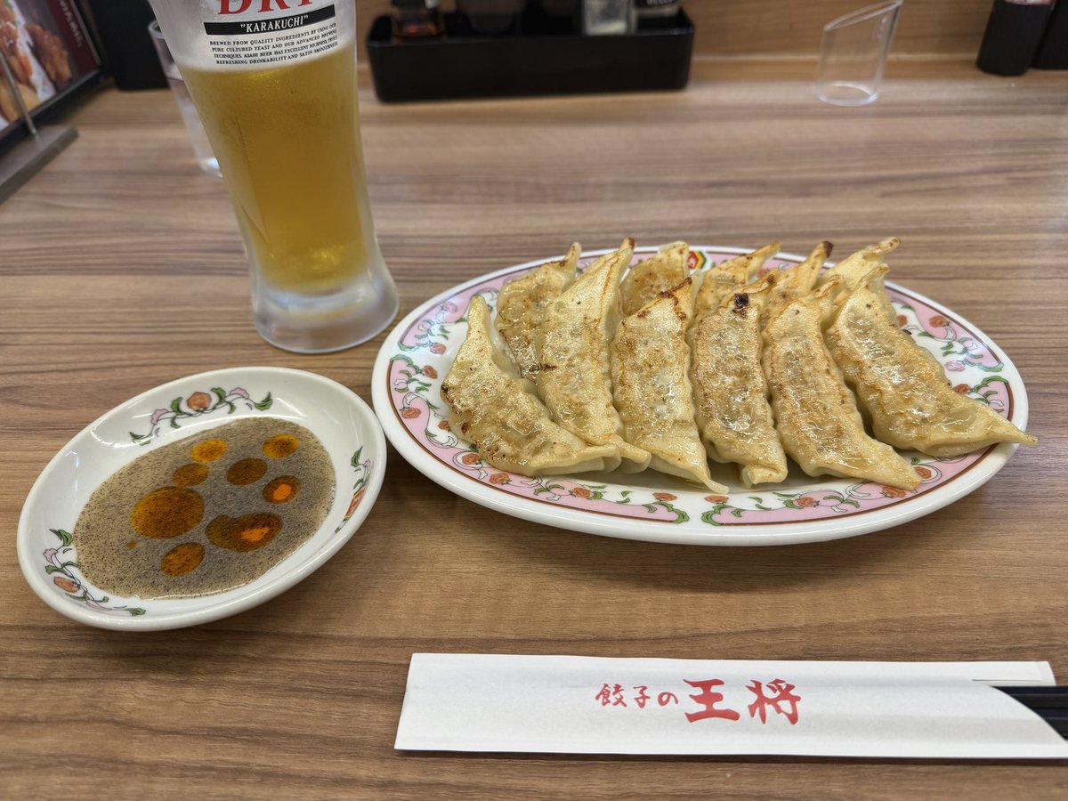 gerubaseball's tweet photo. 昨日は京都王将で、極王酢豚と、餃子を酢胡椒ラー油、と生ビールでの夕食だった。レジ会計時に、指にタトゥーが入ったヤンキーっぽい店員のおねーさんが、私のバファローズ埼玉限定トートバッグ見て、「あ、ブル君や！」とうれしそうに指さしたので、「そう！」と笑顔でサムアップして応えた。 https://t.co/40yEqEfa2u
