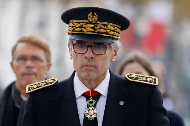 BastionMediaFR's tweet photo. 🔴🇫🇷 𝗙𝗟𝗔𝗦𝗛 𝗜𝗡𝗙𝗢 — Près de 10 personnes auraient été mobilisées pendant plusieurs semaines à la préfecture de police de Paris pour concevoir un slip de bain personnalisé destiné au nouveau patron du Conseil d’État, Marc Guillaume.

Selon Le Canard Enchaîné, une commissaire divisionnaire, la cheffe de cabinet du préfet ainsi qu’une demi-douzaine de fonctionnaires auraient participé à la création et à la livraison de ce « cadeau VIP ».

Le slip de bain bleu nuit était décoré des attributs préfectoraux ainsi que du logo des JO de Paris 2024, en référence aux baignades de Marc Guillaume dans la Seine durant les Jeux olympiques.

(Source : Le Canard Enchaîné)