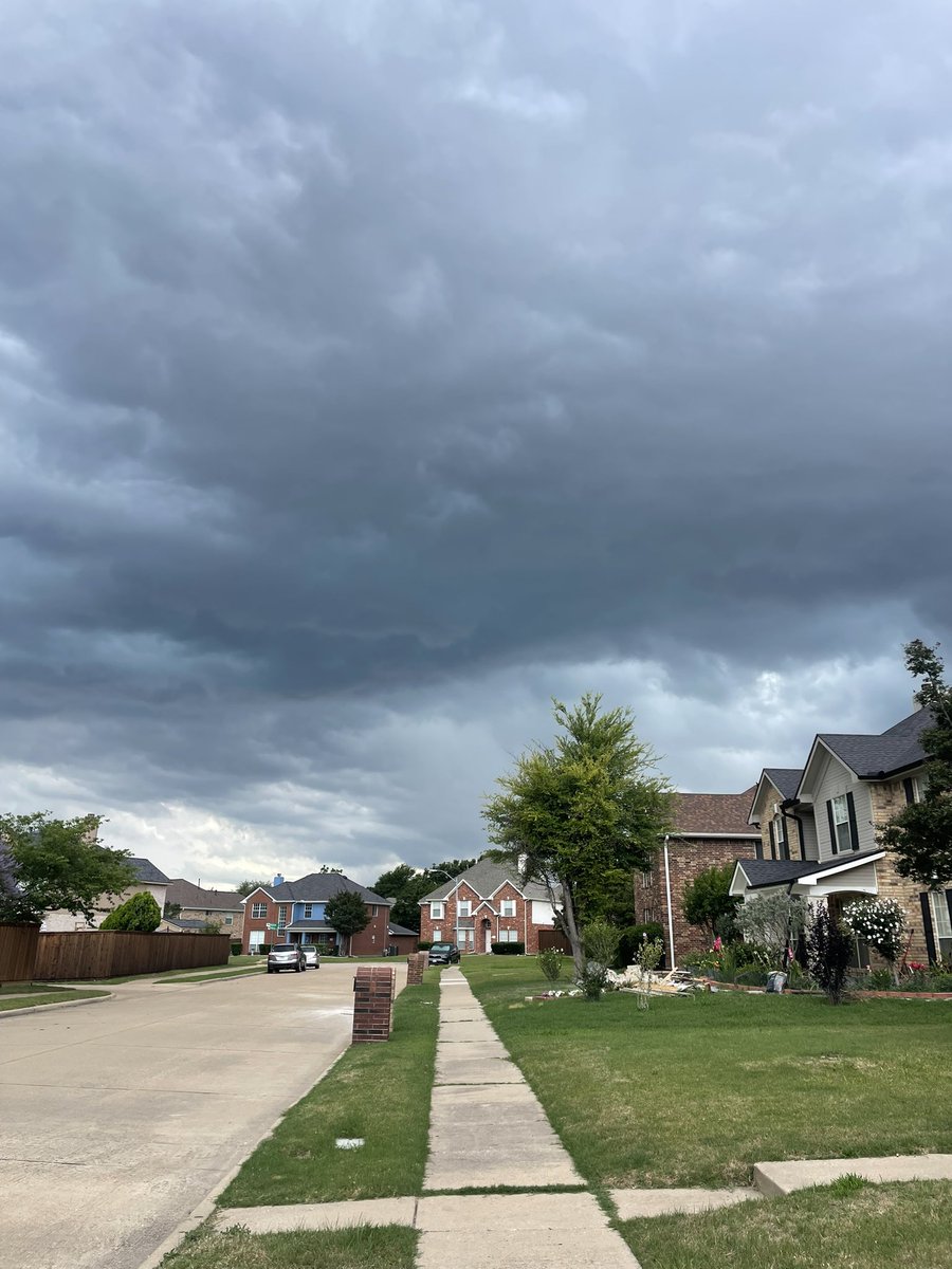 vikki_r's tweet photo. This seemed to come out of nowhere 🌧️the thunder is low and rumbly, and the electricity is flickering. My dog is also a mess. She hates thunder.  #allentx #springstorms #rain #ri https://t.co/0D1KUeL1AI
