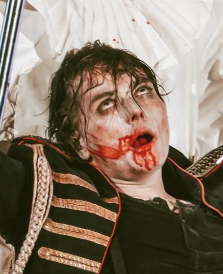 gorebugs's tweet photo. 🚨 Nate Jacobs from HBO’s “Euphoria” is reportedly dead at 23 years old  

Gerard Way is alive and somehow well despite being stabbed repeatedly on stage by a clown. https://t.co/NU5LjkdI23