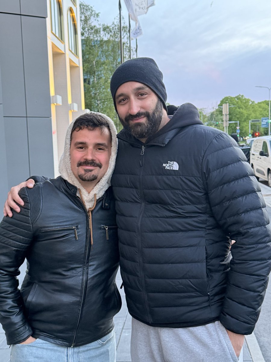 jlkauffmann's tweet photo. @robergalati entendes que estoy en estonia y encontre a roberto y luquitas https://t.co/Hm8P9P5vki