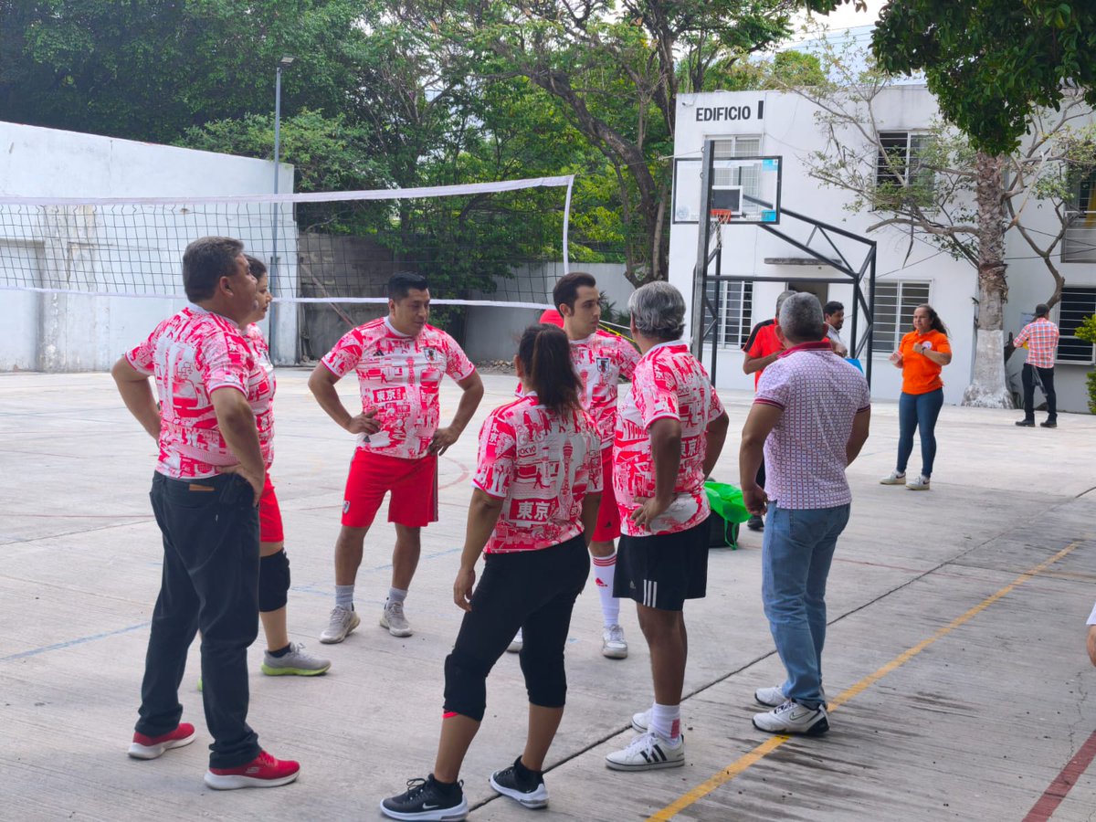 SICTGuerrero's tweet photo. 🧡🏐 En el marco del #DíaNaranja, en el Centro SICT Guerrero realizamos un Torneo Mixto de Voleibol para promover la inclusión, el respeto y la igualdad a través del deporte.
🤝 Gracias a todas y todos por participar y fortalecer el compañerismo.
https://t.co/YTrLNqFeR9 https://t.co/vkymQ4Lscm