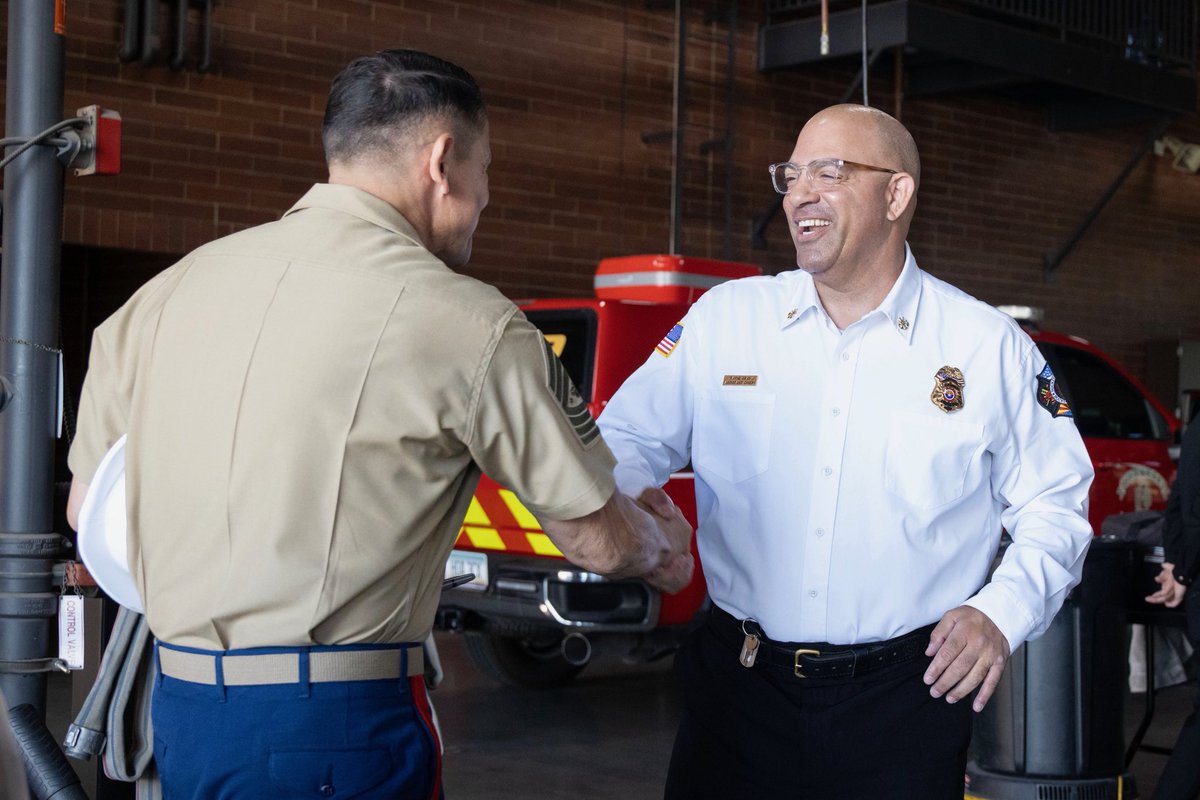 USMCSgtMaj's tweet photo. Yesterday, I was privileged to speak at a #MemorialDay ceremony in Buckeye, Arizona, honoring our fallen. I also had the opportunity to meet with on-duty #FirstResponders, including #veterans, and it was a reminder that service continues long after the uniform comes off. https://t.co/WtZb1KnSSh
