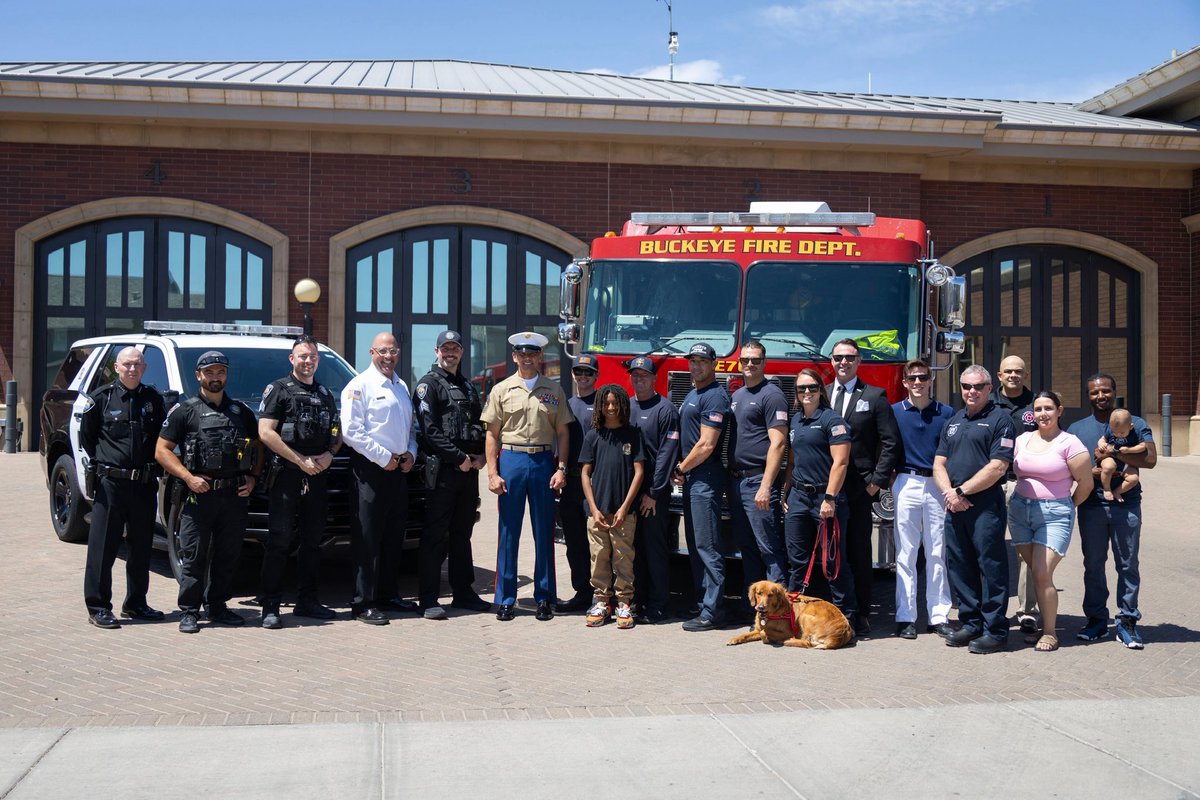 USMCSgtMaj's tweet photo. Yesterday, I was privileged to speak at a #MemorialDay ceremony in Buckeye, Arizona, honoring our fallen. I also had the opportunity to meet with on-duty #FirstResponders, including #veterans, and it was a reminder that service continues long after the uniform comes off. https://t.co/WtZb1KnSSh