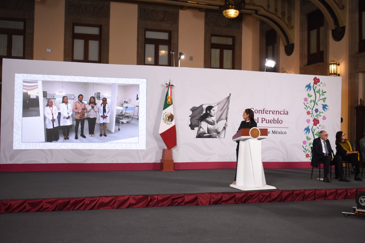 DiariodeMorelos's tweet photo. IMSS y Gobierno de Morelos reinauguran áreas críticas del IMSS de Plan de Ayala con inversión de 91 MDP

El Hospital General Regional con Medicina Familiar (HGR/MF) No. 1 de Cuernavaca consolidó una de sus etapas de modernización más importantes. Autoridades federales y estatales encabezaron la reinauguración de las Unidades de Cuidados Intensivos (UCI) tanto de Adultos como Neonatales, instalaciones que fueron rehabilitadas por completo para ampliar la capacidad de respuesta médica en la entidad.
El anuncio se realizó mediante un enlace en vivo a la conferencia matutina de la Presidenta de México, Claudia Sheinbaum Pardo, desde Palacio Nacional. Durante la transmisión, el director general del Instituto Mexicano del Seguro Social (IMSS), Zoé Robledo, destacó que este complejo es el más emblemático de la institución en Morelos, alcanzando ya un total que supera las 400 camas operativas entre censables y no censables.
Los trabajos de reestructuración comenzaron desde el año 2024 y requirieron un presupuesto de 91 millones de pesos. La intervención abarcó de manera integral desde el piso tres hasta el piso 11 del edificio.
Uno de los logros principales de esta inversión fue la optimización de los espacios. El personal técnico logró ganar 44 nuevas camas de hospitalización en áreas que anteriormente eran utilizadas como oficinas administrativas, priorizando así la atención directa a los derechohabientes sobre la burocracia institucional.
Dentro de las mejoras presentadas, Zoé Robledo resaltó la puesta en marcha de la Sala de Hemodinamia, la primera en su tipo para el IMSS dentro del estado de Morelos. Este espacio está diseñado específicamente para la atención inmediata del "Código Infarto" y operará bajo el esquema del Servicio Universal de Salud.
Para garantizar la operación de estos nuevos servicios, se confirmó la incorporación de 56 médicas y médicos especialistas al sistema de salud estatal. Asimismo, el director del IMSS adelantó que el flujo de recursos no se detendrá, anunciando que este mismo año se abrirán 20 posiciones de Hemodiálisis y una Unidad de Cuidados Intensivos Pediátricos en el mismo HGR No. 1.
Por su parte, la gobernadora de Morelos, Margarita González Saravia, reconoció y agradeció el respaldo continuo del Gobierno de México. La mandataria estatal señaló que la entidad vive un momento clave gracias a diversos proyectos de infraestructura médica ejecutados en favor de los ciudadanos.
González Saravia enumeró otras acciones de impacto regional como el fortalecimiento del Hospital General del ISSSTE “Dr. Carlos Calero Elorduy”, la apertura del nuevo Hospital General de Jiutepec bajo el modelo IMSS-Bienestar y el avance en la construcción del Hospital General de Zona en Yecapixtla, proyectos que buscan dignificar el acceso a la salud pública en Morelos.