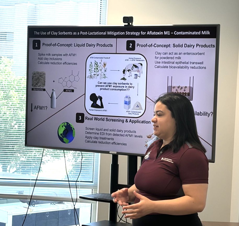 tamusuperfund's tweet photo. @tamusuperfund &amp; @tamutox trainees at #TrACMeet with the Presidential Leadership Scholars - sharing their #SRP_research in 3-minute flash talks to an audience from community, nonprofit, public health, and industry orgs. Science that connects - Science with impact.   @NIH https://t.co/GLYdjPDWP4