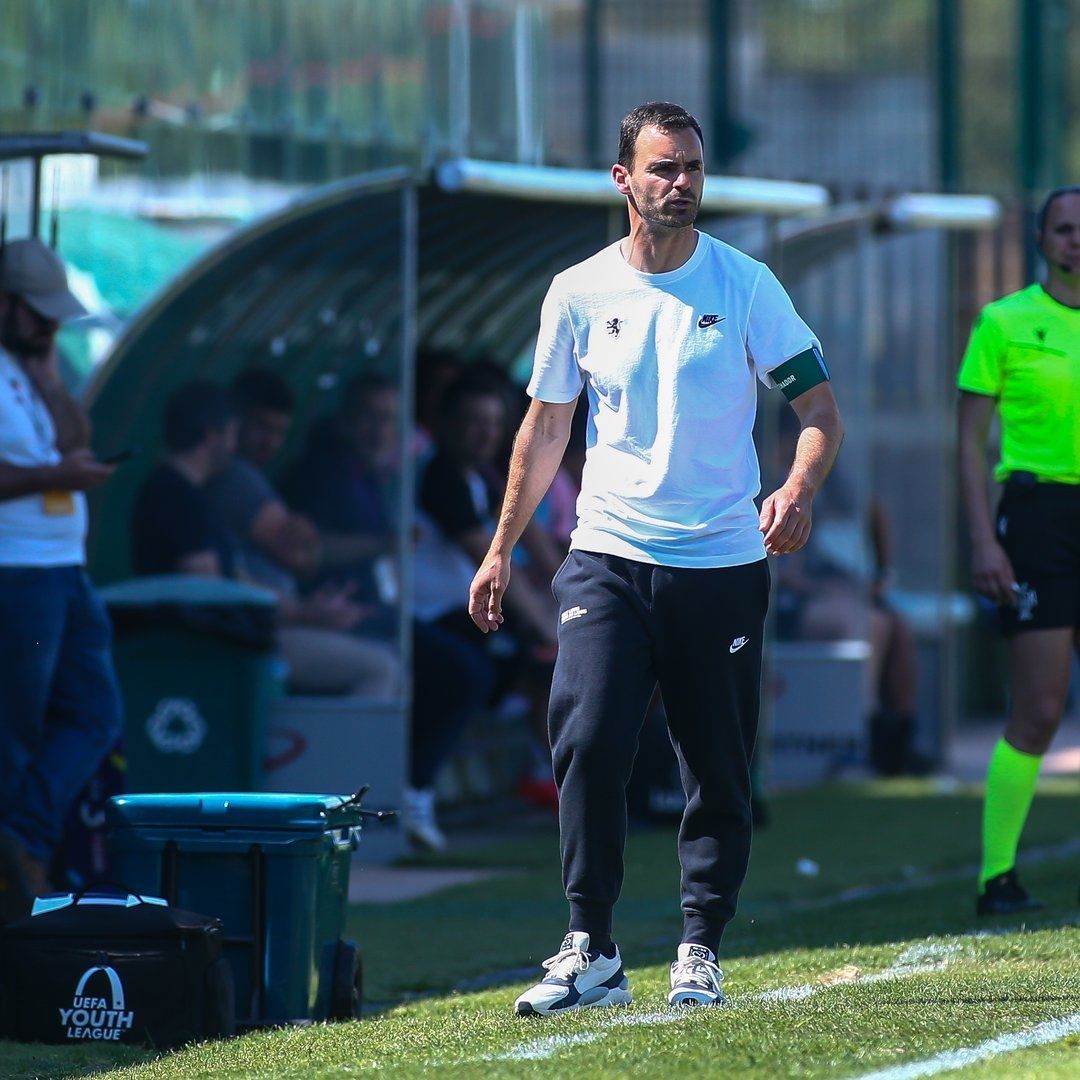 FR_SportingCP's tweet photo. 🔜👋🏼 João Gião 🇵🇹 quitte le #SportingB et devient le nouvel entraîneur du CD Nacional.
Boa sorte e obrigado João ! 🦁
#SportingCP 🟢⚪️ https://t.co/qAeHOLXoof