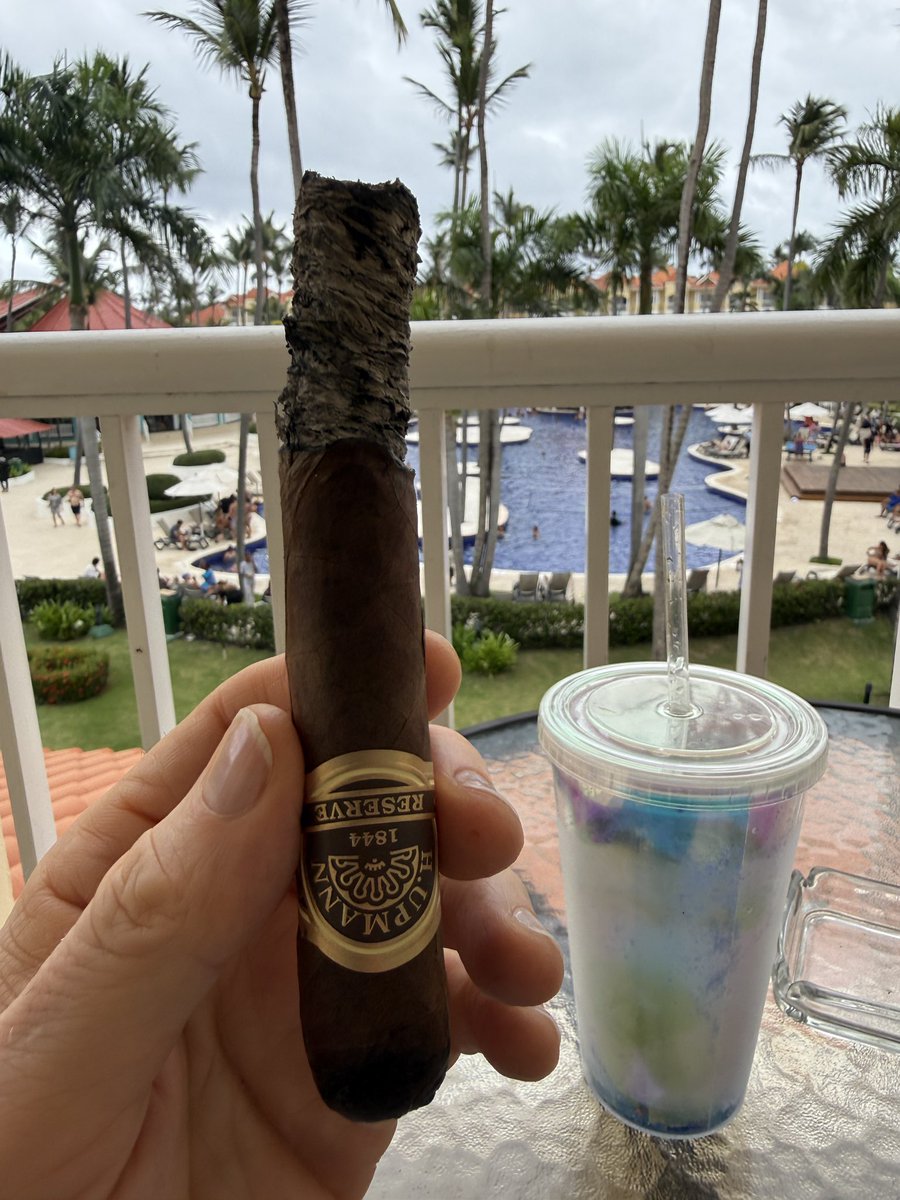 telarentopr's tweet photo. ¡Qué tremendo lineup internacional! #HUpmann hondureño 🇭🇳 con raíces nicas 🇳🇮y capa mexicana🇲🇽. 💨 Mucho, mucho sabor y Gina & Tonica, vestidito como novia🍹desde el bullpen. Las vacaciones batearon para cuadrangular con bases llenas ! 🍹⚾️ ¡Salud, señores! #Vacay #CigarLife https://t.co/cImGmOT5cM