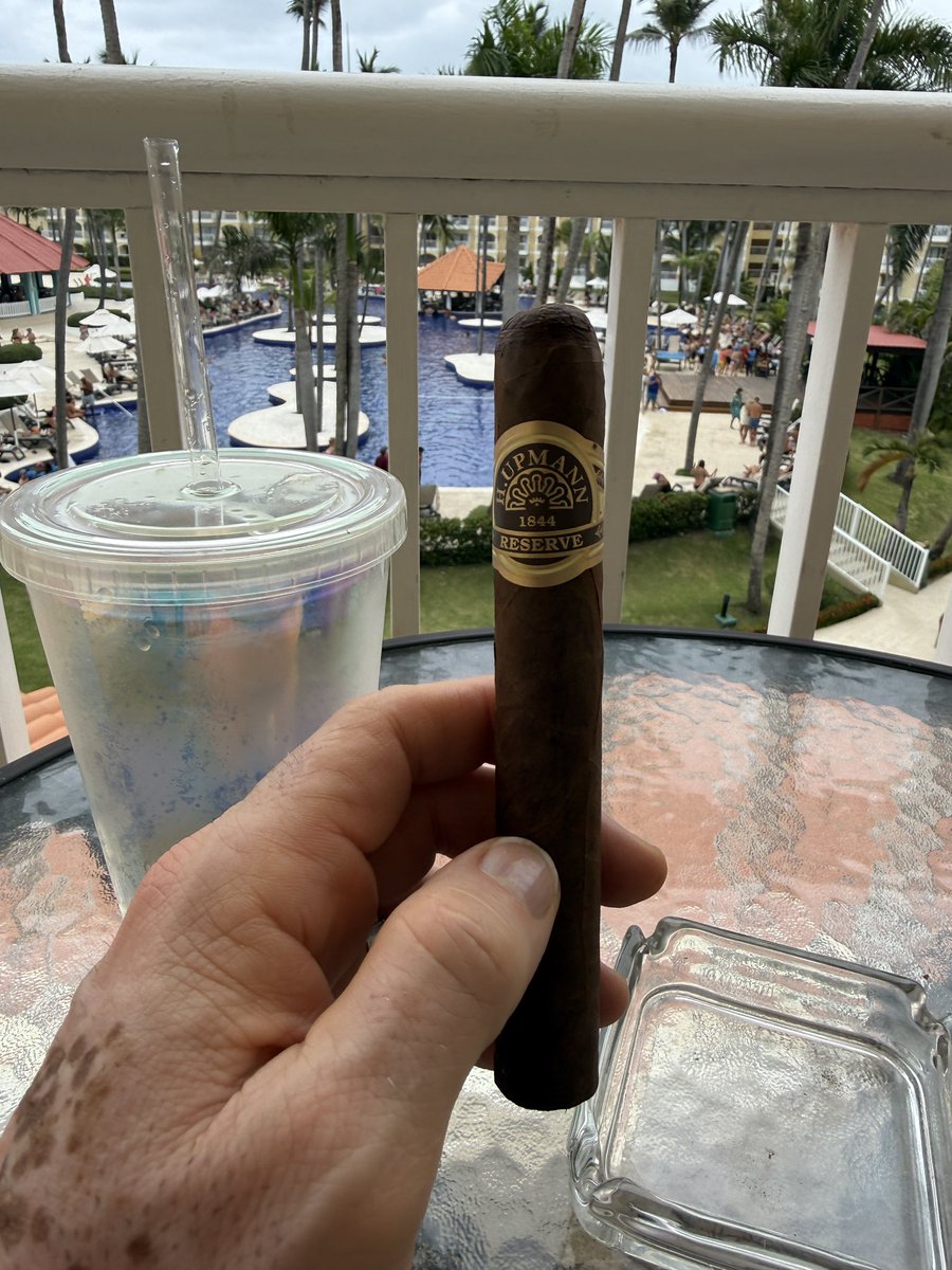 telarentopr's tweet photo. ¡Qué tremendo lineup internacional! #HUpmann hondureño 🇭🇳 con raíces nicas 🇳🇮y capa mexicana🇲🇽. 💨 Mucho, mucho sabor y Gina & Tonica, vestidito como novia🍹desde el bullpen. Las vacaciones batearon para cuadrangular con bases llenas ! 🍹⚾️ ¡Salud, señores! #Vacay #CigarLife https://t.co/cImGmOT5cM