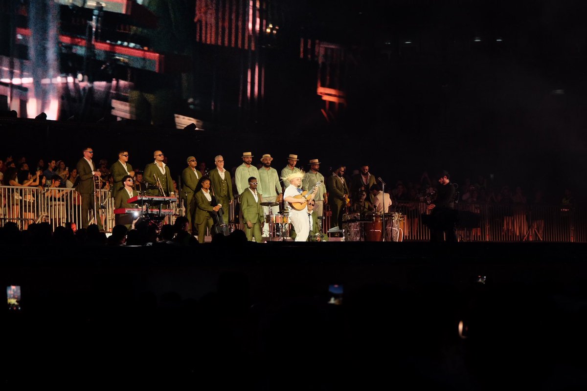 comculturaearte's tweet photo. Bad Bunny pela primeira vez em Portugal, no Estádio da Luz, Lisboa https://t.co/HcNwIVDlaf