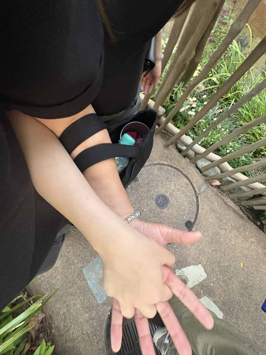 g__d_59's tweet photo. めっちゃ食ってめっちゃ遊んでめっちゃ歩いた 過去一楽しかった〜彼女可愛かった〜〜次はシー連れてくからね〜😼😼😼 https://t.co/kUXidwx7Ez