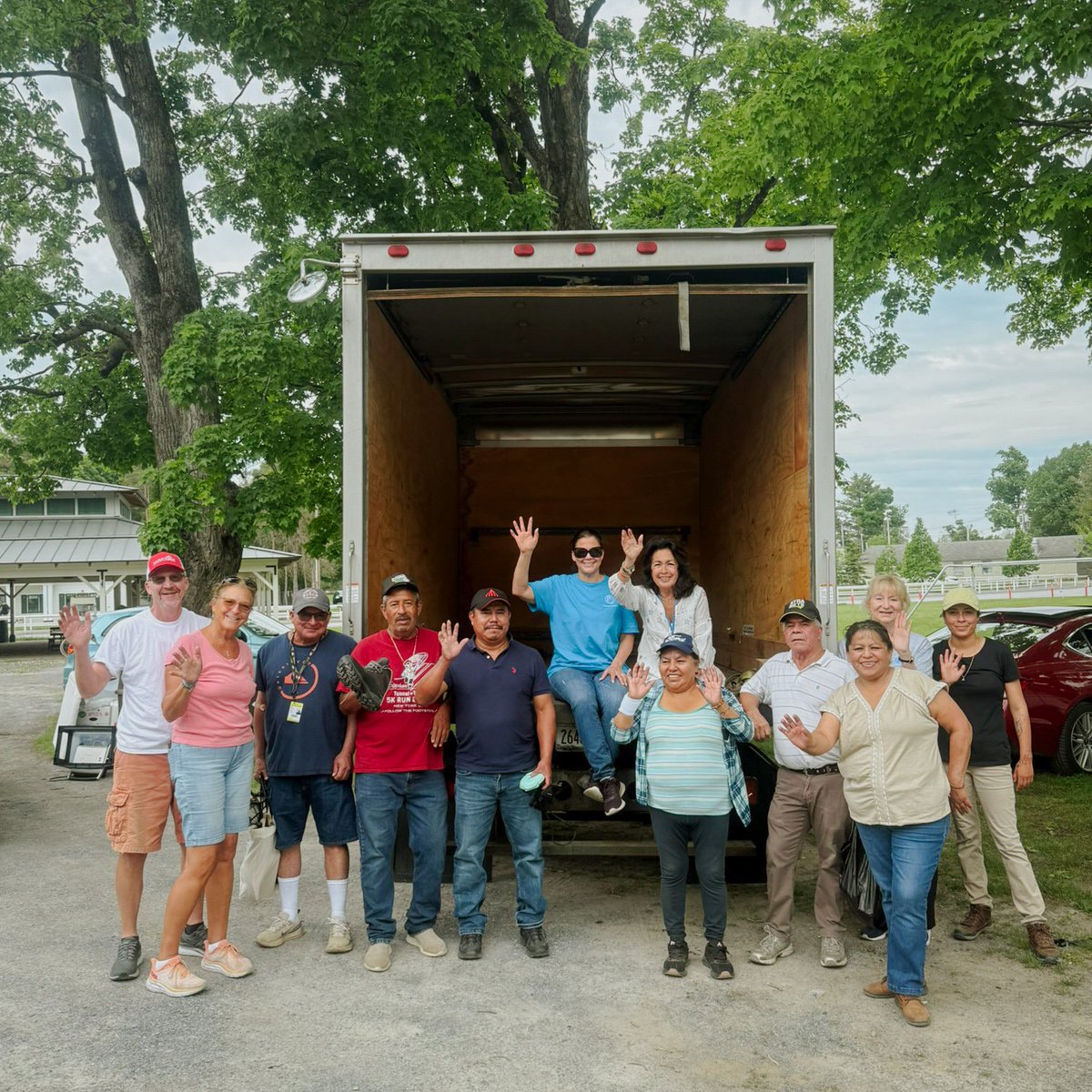 BackstretchTEAM's tweet photo. A heartfelt thank you to @SkidmoreCollege and our amazing volunteers for supporting BEST through the Give + Go program!
Your generosity helps provide essential items to the hardworking backstretch community who care for the horses every day.🏇💙 https://t.co/GDkincZZZ8