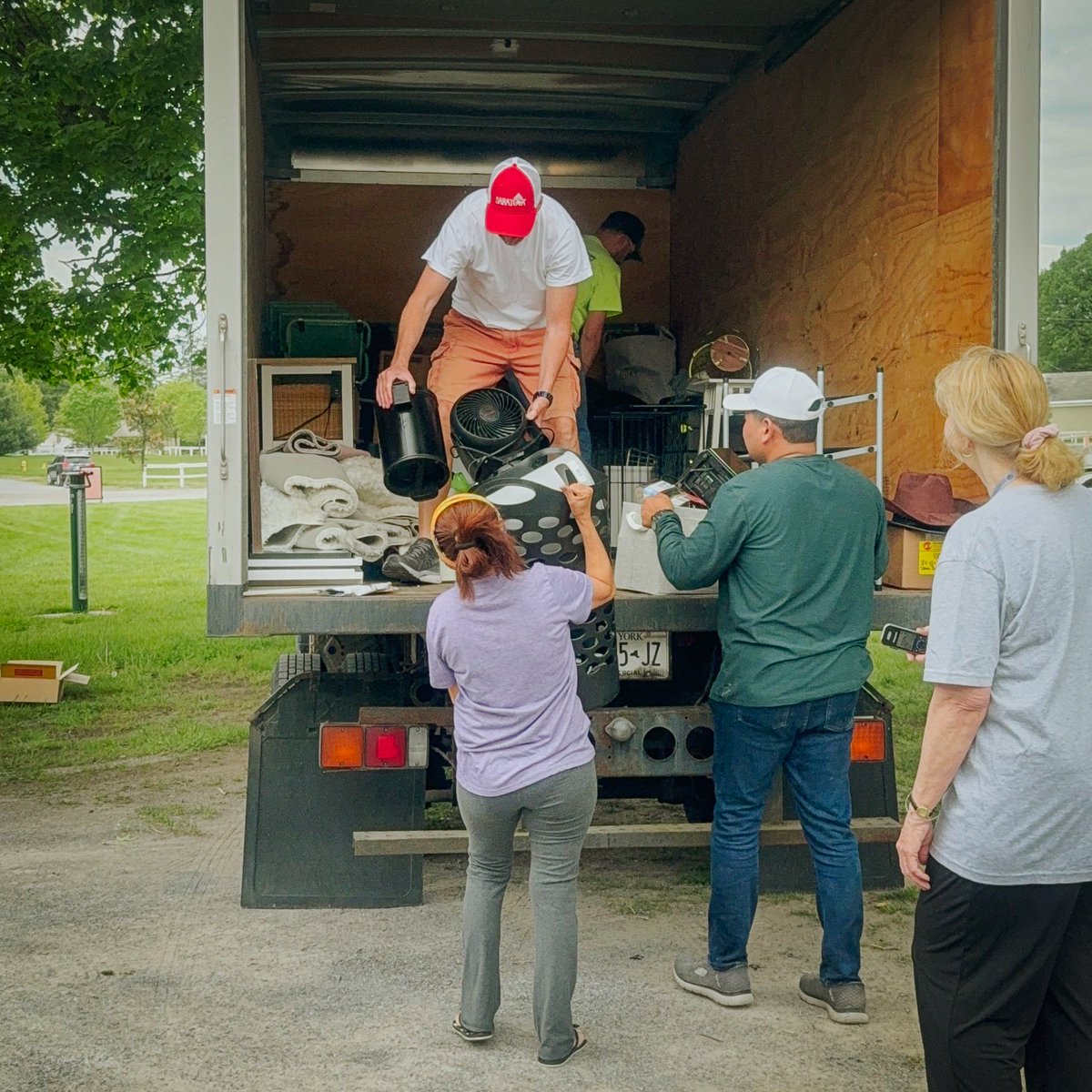 BackstretchTEAM's tweet photo. A heartfelt thank you to @SkidmoreCollege and our amazing volunteers for supporting BEST through the Give + Go program!
Your generosity helps provide essential items to the hardworking backstretch community who care for the horses every day.🏇💙 https://t.co/GDkincZZZ8