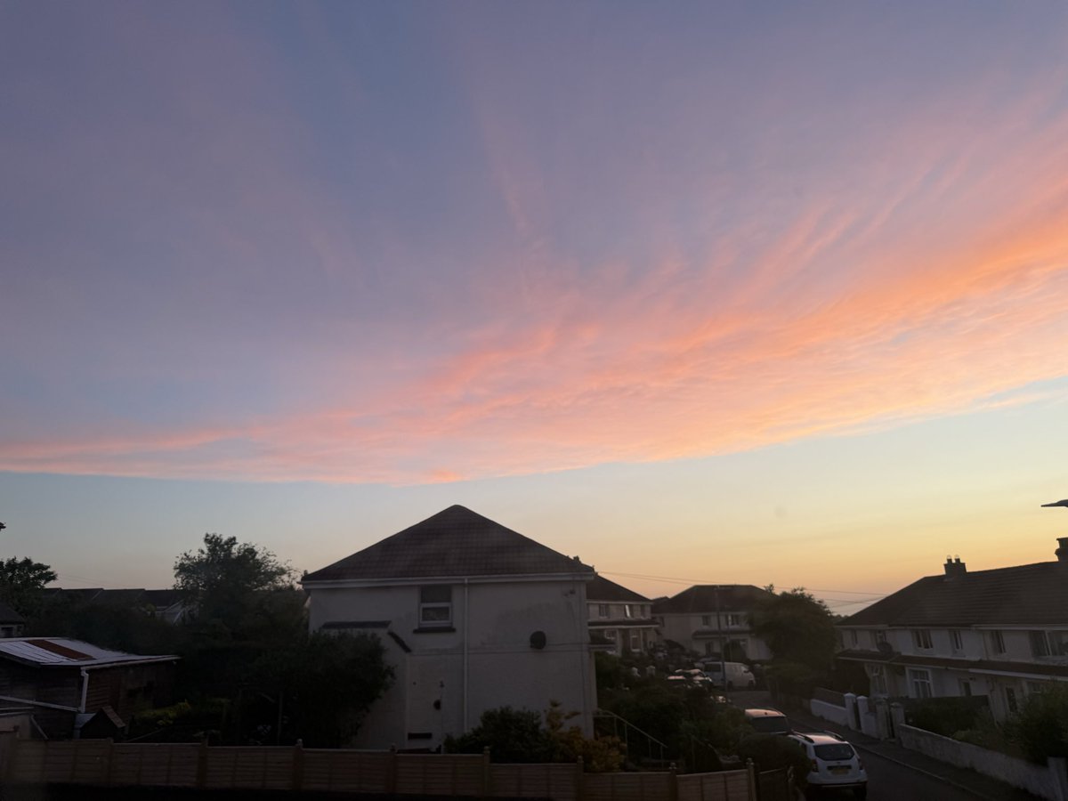 seadaisy81's tweet photo. “The sky paints goodbye in colors we’ll never forget.”                      What a sky! https://t.co/WEeCvZx3lO