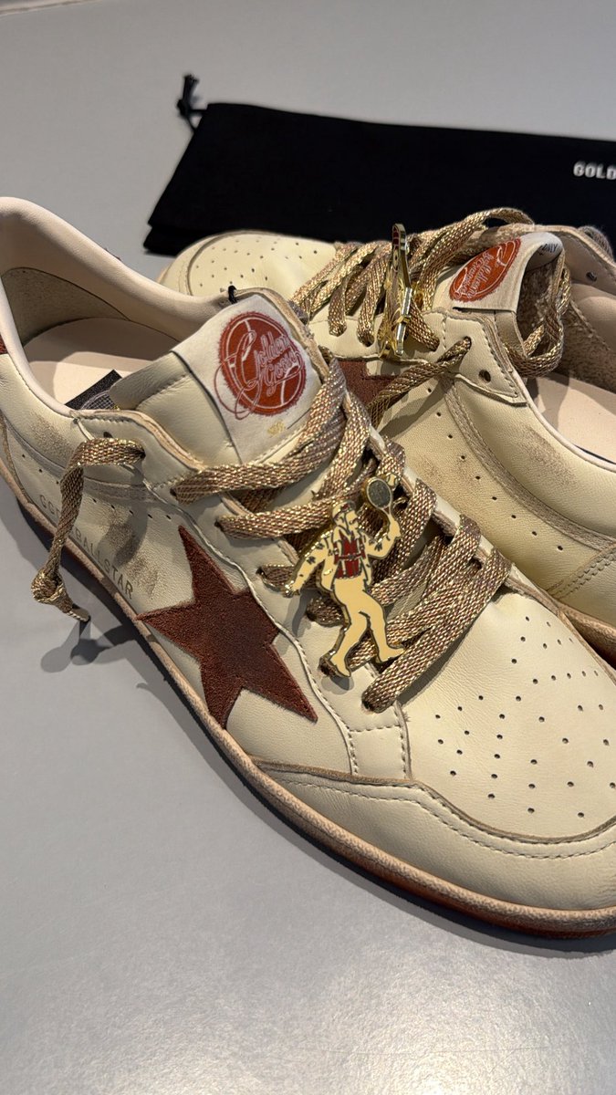 Montperloose's tweet photo. @captain_snkrs Yo siempre he comprado Ball-Star, y evidentemente cuando estan nuevas y te las pones estan duras, pero son todo piel por lo que ablanda y se quedan como un guante. Hablando de zapatillas he tenido Veja, Autry, Hogan.. para mi ganan las GG. Cada pie es un mundo! https://t.co/tg2X1Acoyb