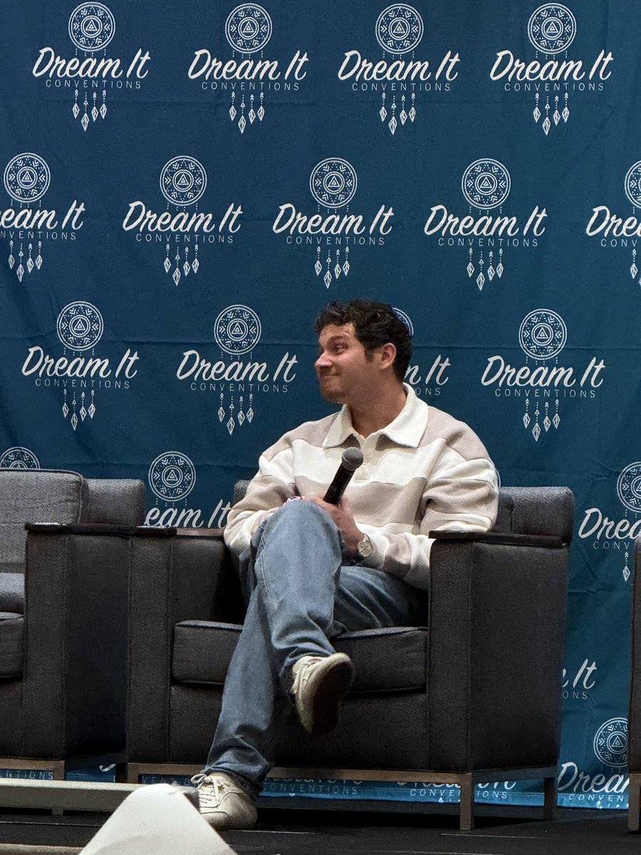 elisabethmarron's tweet photo. His face when someone asked if he misses his dogs. I love him #FRR7 #dreamitcon https://t.co/yiVd7KSoJH