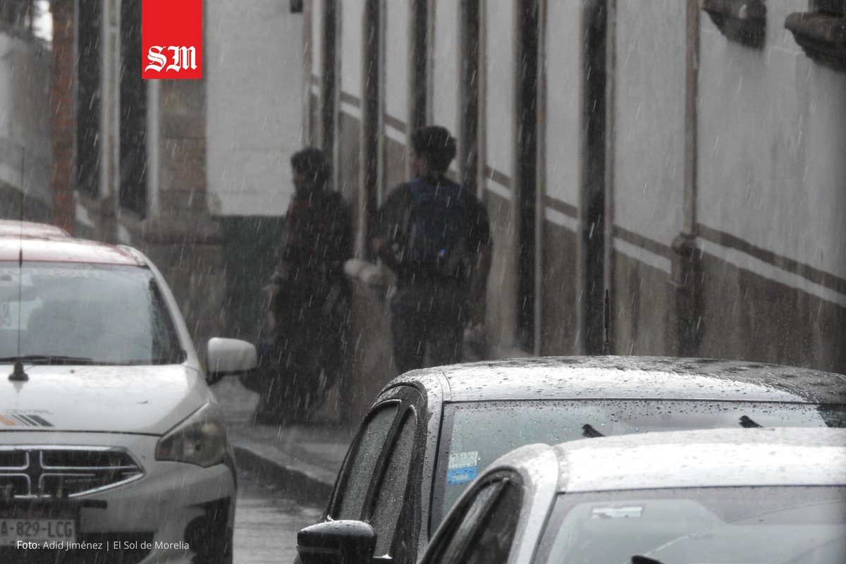 soldemorelia's tweet photo. ☔🌧️ Recuerda no salir de casa sin paragüas, nunca sabes en qué momento va a llover en Morelia... 🫠 

📹 Adid Jiménez | El Sol de Morelia https://t.co/Na3cu3wARs