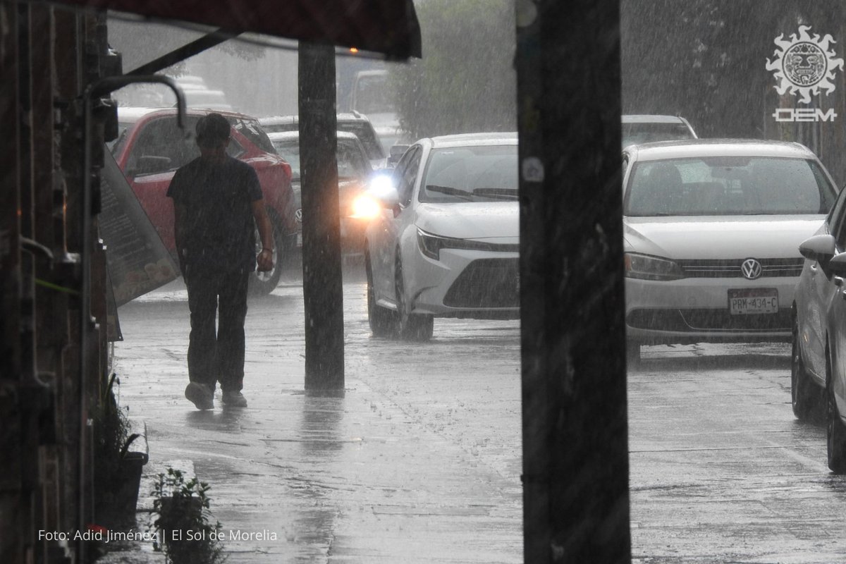 soldemorelia's tweet photo. ☔🌧️ Recuerda no salir de casa sin paragüas, nunca sabes en qué momento va a llover en Morelia... 🫠 

📹 Adid Jiménez | El Sol de Morelia https://t.co/Na3cu3wARs