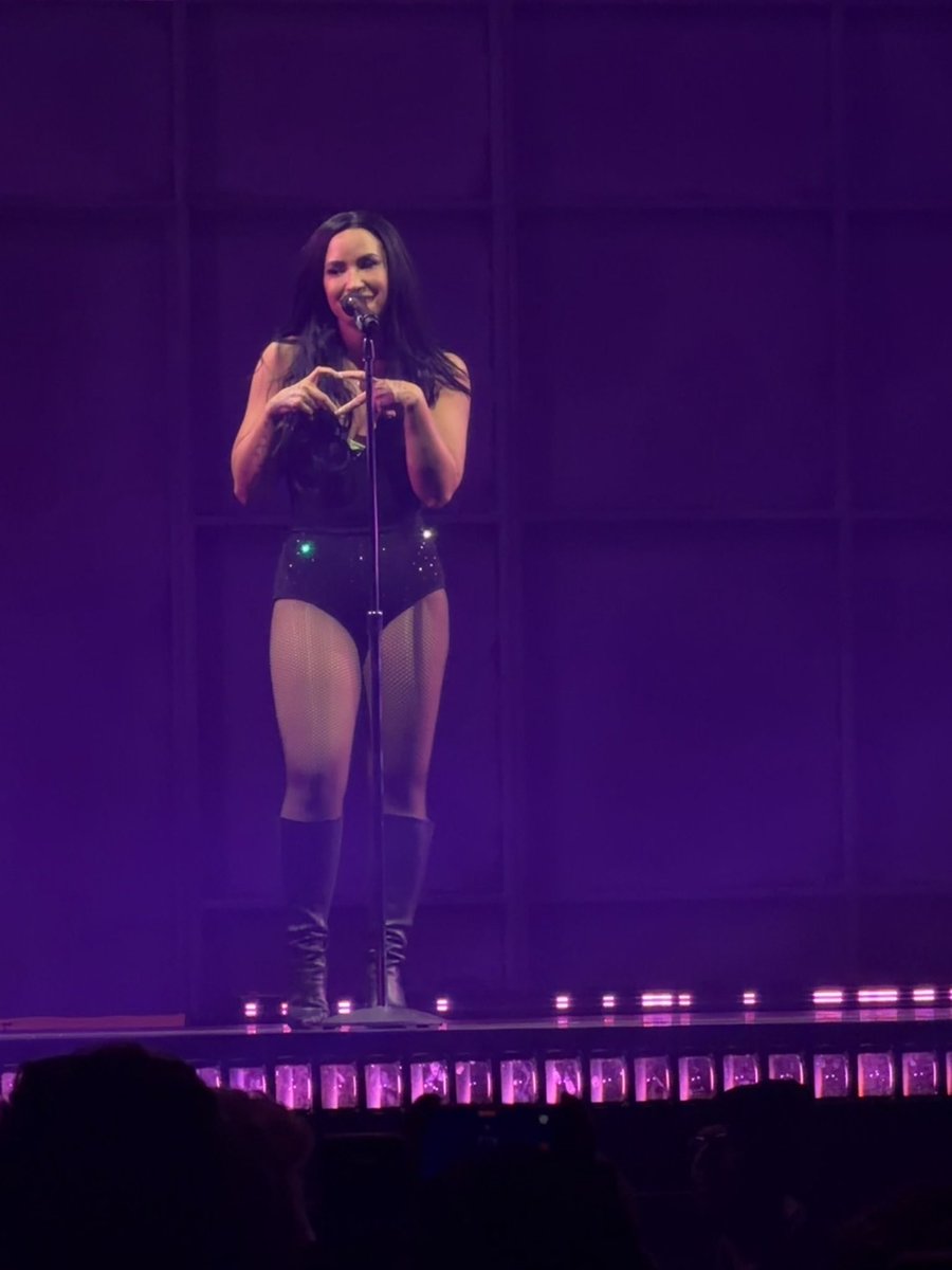 kristalovesdemi's tweet photo. So sad tour is over 😭 grateful I got to go to two shows, this was seriously Demi’s best tour (and album) ever. I’m gonna miss looking forward to the live’s every night and getting to hear the surprise song. It’s not that deep forever!!! #INTDforever @ddlovato @demihq_ https://t.co/MnePb9TfXe