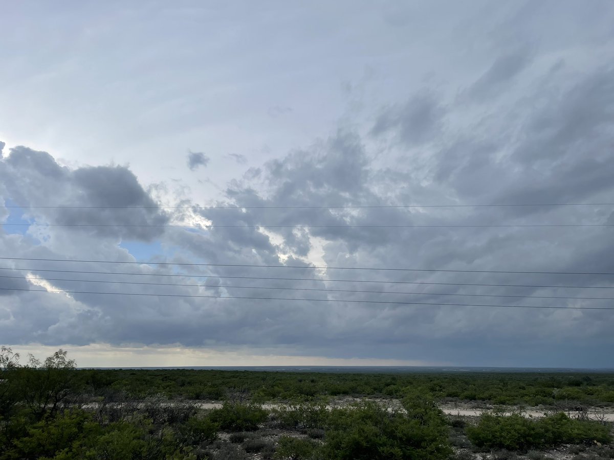 SkyPixWeather's tweet photo. 2033Z cycling supercell with distant base in Old Mexico as seen from about 10SE DRT.  Has had a few shallow wall clouds vsbl.

 #mxwx #txwx
@NWSSanAntonio https://t.co/aiTpZU9dAt