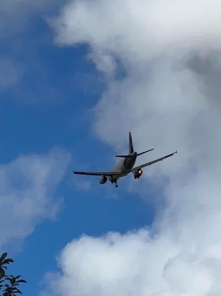 AviacionEcuador's tweet photo. #NOTICIA 🚨
Está tarde en un vuelo Quito - Cuenca una aeronave de LATAM solicitó desvío a su alterno #Guayaquil por falla en uno de sus motores. La emergencia estuvo controlada y arribó sin novedad en el AIJJO por la cabecera 03.

Créditos al autor de la foto. https://t.co/Y4CWN0iwfo