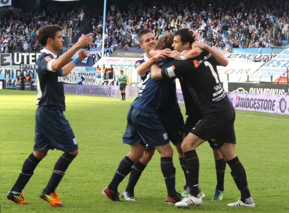 RacingClubRetro's tweet photo. 26 de mayo de 2013: el festejo de los jugadores después de que Sebastián Saja convirtiera de penal el gol de Racing en el empate contra Godoy Cruz 1-1. Fecha 15, torneo final. https://t.co/My65rWAMNH