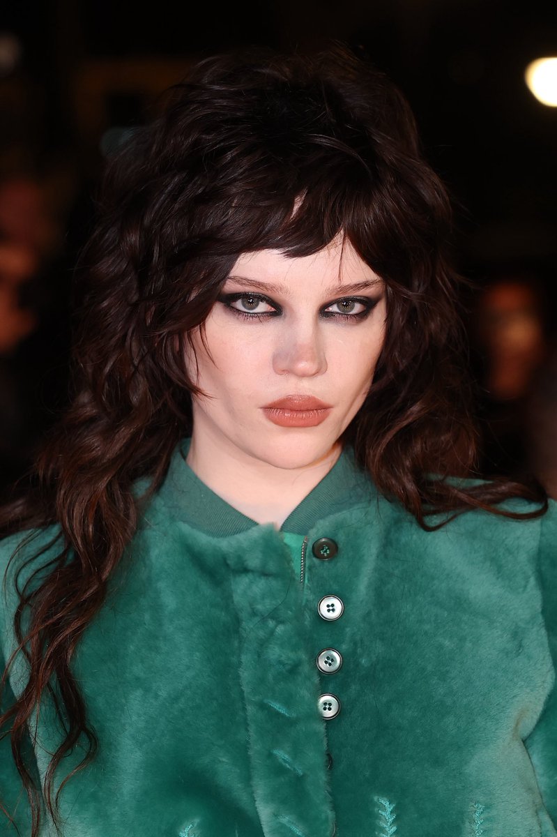 stmidias's tweet photo. 08.03 - Sophie Thatcher no desfile McQueen Womenswear fall/winter 2026-2027 https://t.co/Sw35yIZDXK