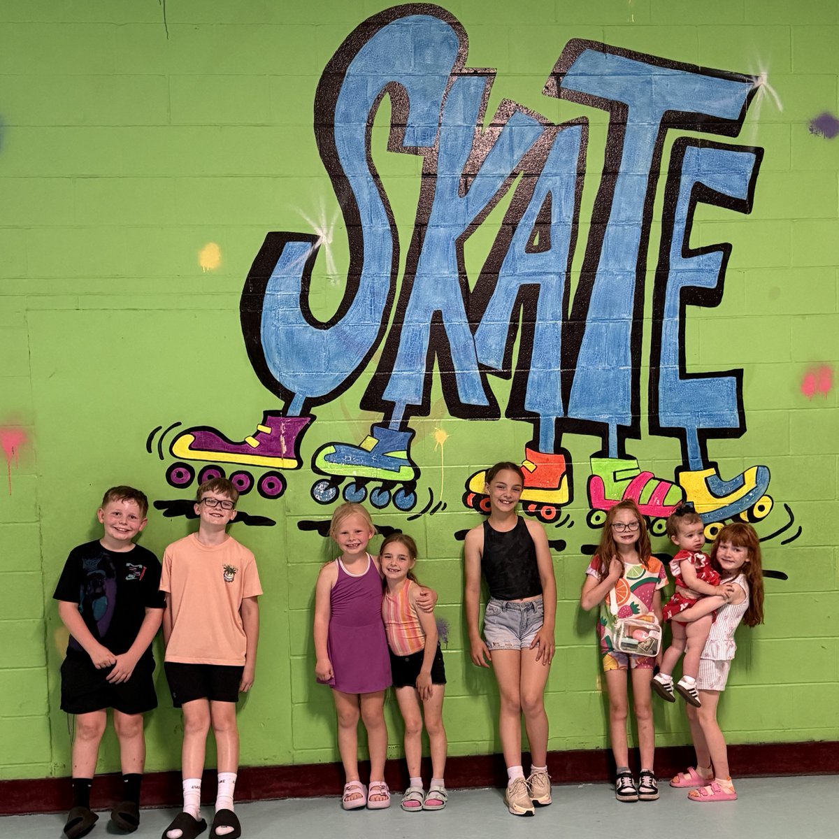 ShannaHalv's tweet photo. Mark, Hannah and the grands came for a visit, so we got together with some cousins to skate. First time for some, but they all did great. https://t.co/NtghVlwGMz