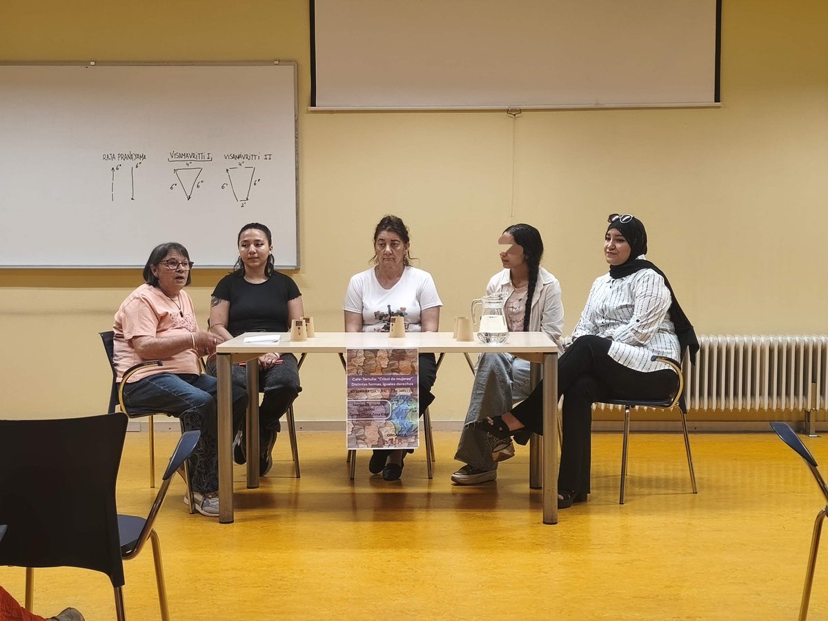RedPajarillos's tweet photo. Distinto origen, mismos derechos. Todo un éxito el café tertulia de la Comisión de Igualdad de la Red Pajarillos y todo un ejemplo de superación y supervivencia las mujeres que han dado su testimonio esta tarde. https://t.co/FGqmCCG0LT