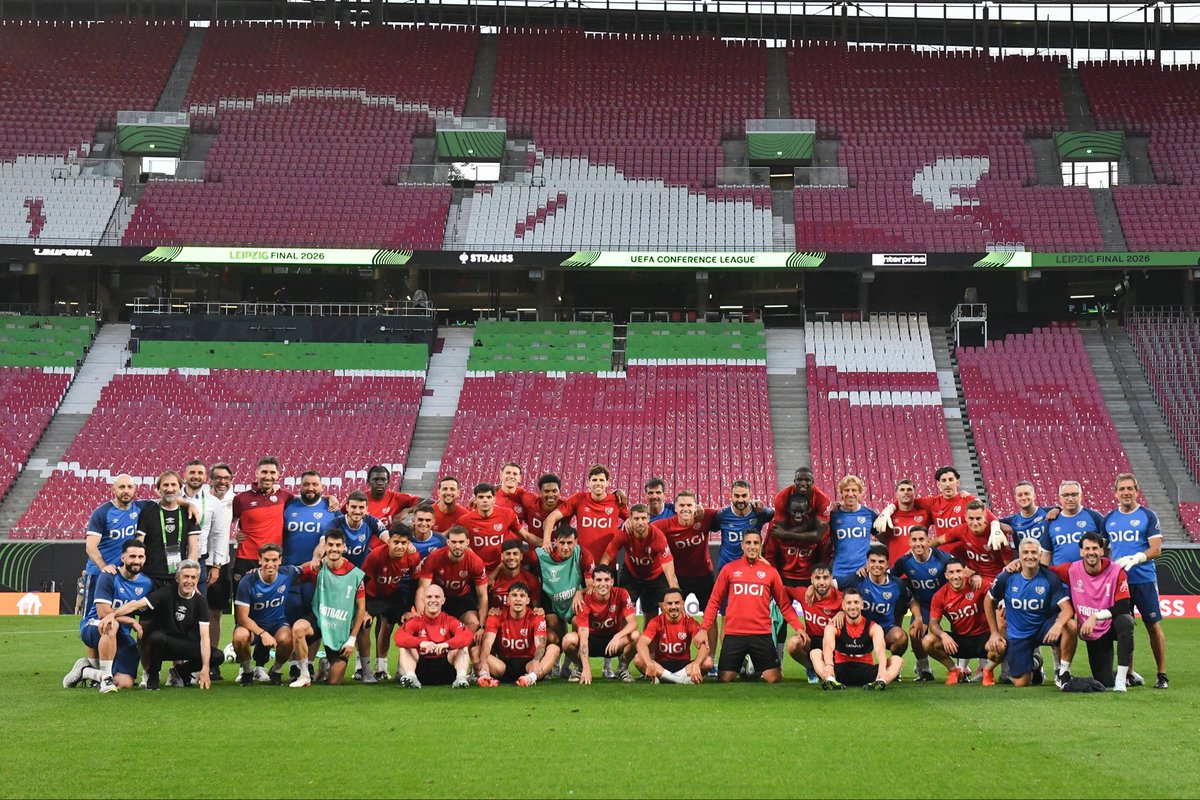 SergioNavaD's tweet photo. Ganen o pierdan, una plantilla que será recordada para toda la historia. https://t.co/KTw1SWo7tb