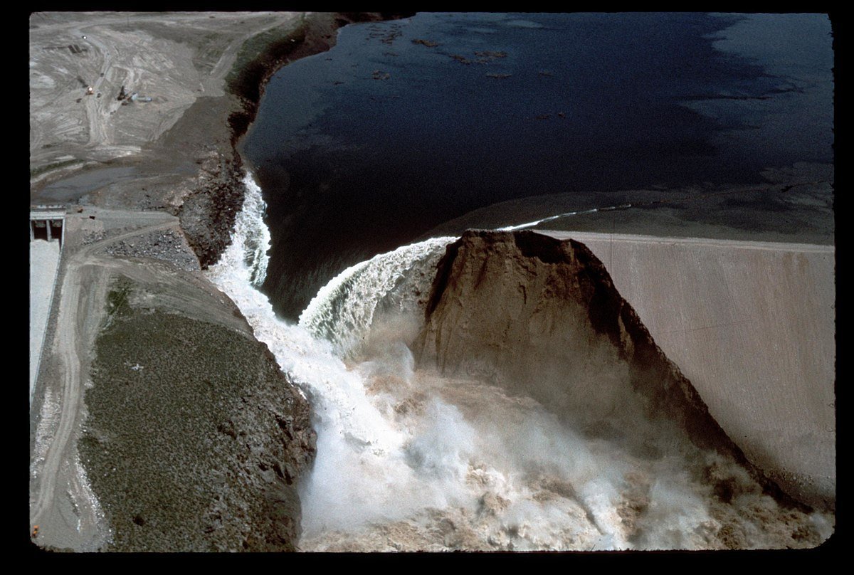 weather_history's tweet photo. June 5, 1976:

The Teton Dam in Southeast Idaho failed. A surge of over 2 million cubic ft/sec of water surged through the Teton Canyon and onto the Snake River Plain. Several towns were inundated, with thousands of buildings being destroyed. 11 people were killed.

#wxhistory https://t.co/dTdoI8izcV