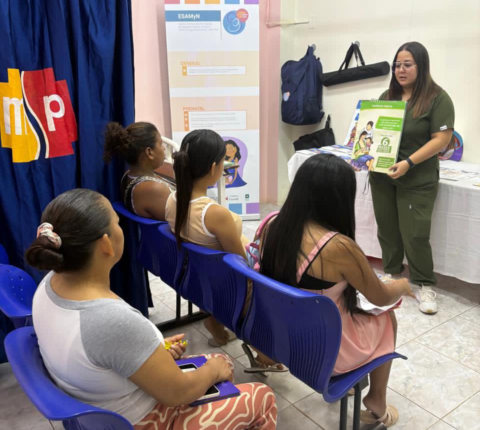 Salud_Guayas's tweet photo. #Posorja | Profesionales de salud despejan dudas de usuarios y gestantes 🤰sobre salud sexual y reproductiva para mitigar riesgos en el embarazo, parto y puerperio.
✅Signos de alarma en el embarazo
✅Preparación para el parto
✅Uso de métodos anticonceptivos
✅Lactancia Materna https://t.co/VkhAv0cQdb