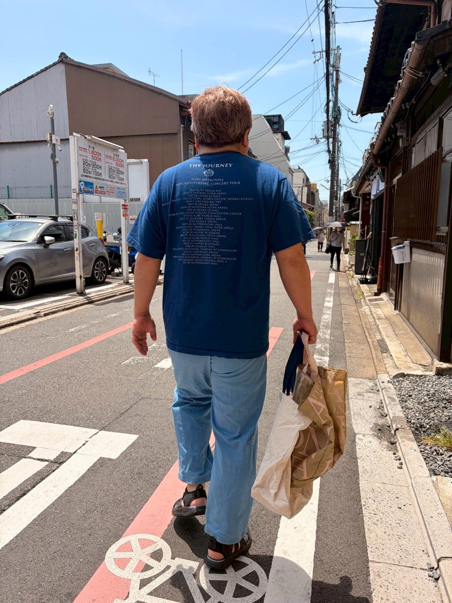 yumingbar's tweet photo. 背中丸いけどエコバッグ持って、
近所のスーパーへジャーニー⚓️

今日の一曲目は、
『恋のスーパーパラシューター』

#yuming #松任谷由実 #ユーミン #ユーミンバー #京都バー #citypop #bar #お買い物 https://t.co/rIiHhqyQr0