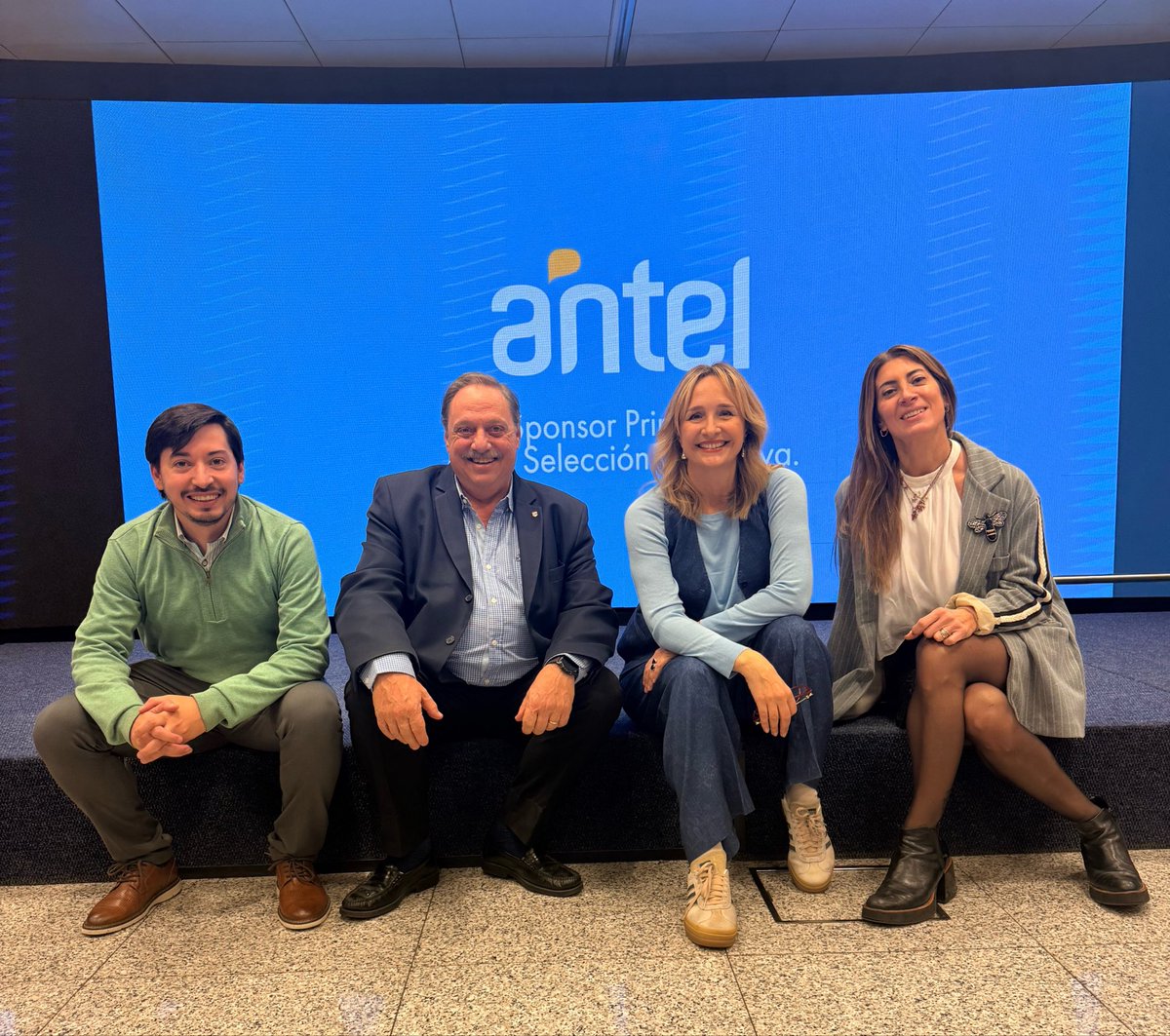 lauraraffo's tweet photo. Hoy nos vestimos de Celeste 🙌🏻
Anunciamos que a través de ANTEL TV se podrán ver 32 partidos del mundial, seguir a la selección y todo esto sin consumir datos de tu contrato.
Además habrá promos para todos los uruguayos. https://t.co/yloEcANDaB