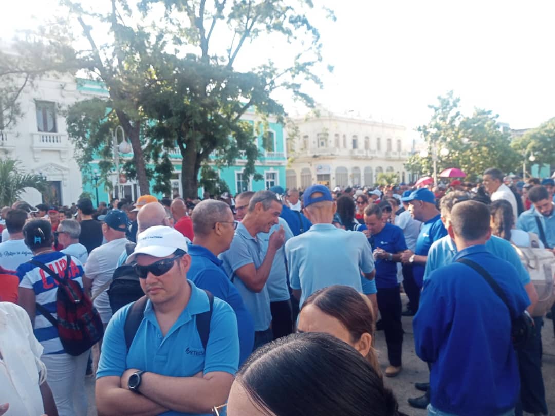 ETECSA_VC's tweet photo. En el parque Leoncio Vidal de Santa Clara, los trabajadores de @ETECSA_VC se unieron hoy en una sola voz, reafirmando su apoyo al General de Ejército Raúl Castro y en rechazo a las acusaciones infundadas.
#LaPatriaSeDefiende
#RaúlEsRaúl
#EtecsaConCuba 🇨🇺 https://t.co/l68BuaFUVD